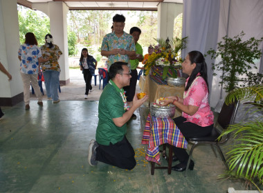 พิธีสรงน้ำพระและรดน้ำ﻿ขอพรเนื่องในประเพณีวันสงกรานต์ ... พารามิเตอร์รูปภาพ 34